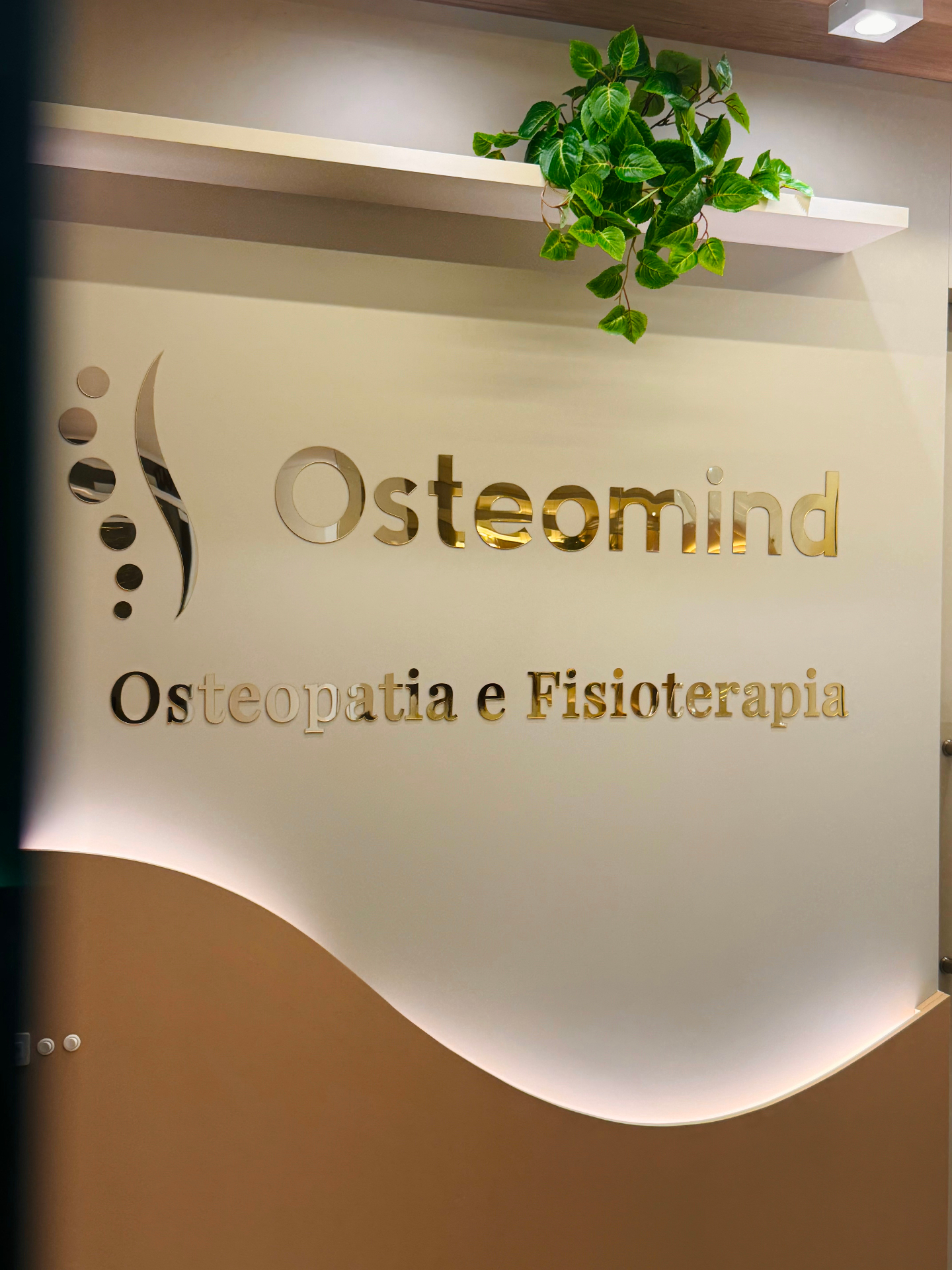 Fachada da clínica Osteomind com logotipo em dourado